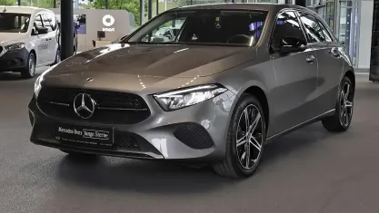 Gebraucht Mercedes A250 Night 163 PS (119 kW) 2025 Metalliclack mountaingrau Limousine