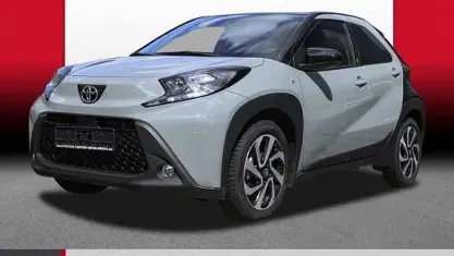 Gebraucht Toyota Aygo X Basis 72 PS (52 kW) 2024 Urban khaki / night sky black SUV