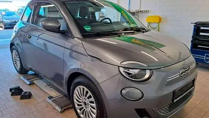 Grau Gebraucht 2023 Fiat 500e Kleinwagen | 23.999 € (Fairer Preis)