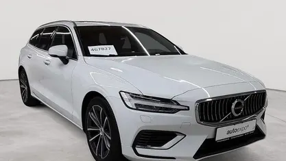 Gebraucht Volvo V60 Inscription 253 PS (186 kW) 2022 Ice white Kombi
