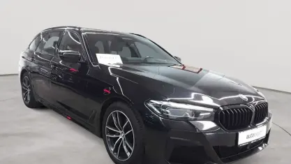 Gebraucht BMW 520 M Sport 190 PS (139 kW) 2023 Saphirschwarz metallic Kombi