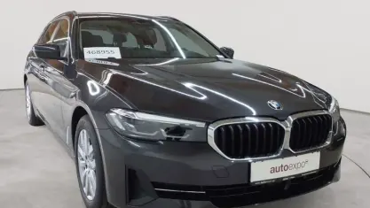 Gebraucht BMW 520 Sport Line 190 PS (139 kW) 2022 Sophistograu brillanteffekt metallic Kombi
