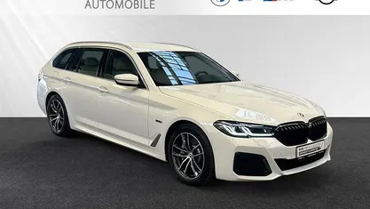 Gebraucht BMW 530e M Sport 292 PS (214 kW) 2022 Alpinweiss Kombi