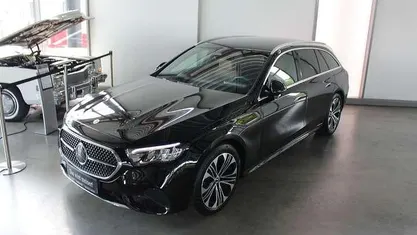 Metalliclack obsidianschwarz Gebraucht 2024 Mercedes E220 Avantgarde Kombi | 54.790 €