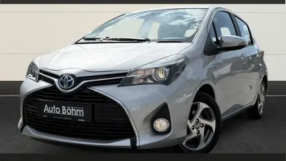 Używany Toyota Yaris Hybrid Comfort 101 KM (74 kW) 2015 Srebrny Hatchback