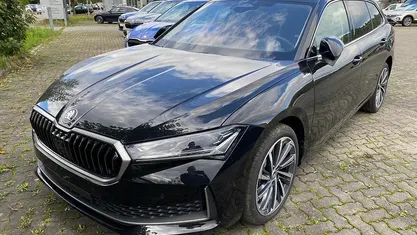 Neu Skoda Superb 193 PS (141 kW) 2025 Ebony schwarz metallic Limousine