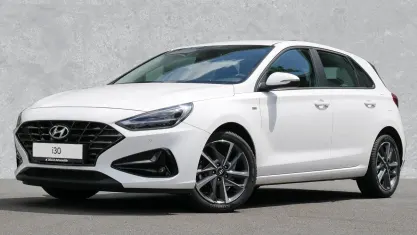 Gebraucht Hyundai i30 Trend 120 PS (88 kW) 2022 Serenity white / mic Limousine