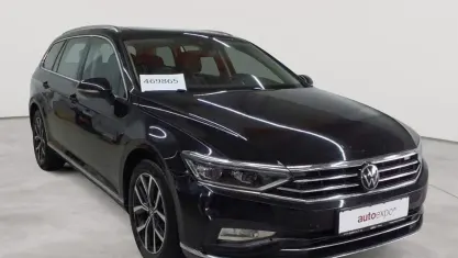 Gebraucht VW Passat Elegance 150 PS (110 kW) 2023 Deep black perleffekt Kombi