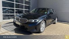 Saphirschwarz metallic Gebraucht 2024 BMW 330 Comfort Edition Limousine | 43.892 € (Fairer Preis)