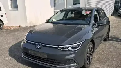 Gebraucht VW Golf VIII Style 150 PS (110 kW) 2024 Grau Limousine