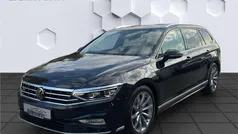 Deep black perleffekt Gebraucht 2023 VW Passat Elegance Kombi | 32.967 € (Fairer Preis)