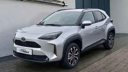 Neu Toyota Yaris Cross 131 PS (96 kW) 2025 Silber SUV