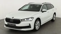 Kristall weiß Neu 2025 Skoda Superb Selection Kombi | 45.445 € (Fairer Preis)