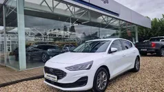 Frostweiß Gebraucht 2022 Ford Focus Titanium Limousine | 19.890 € (Fairer Preis)