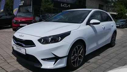 Neu Kia Ceed 140 PS (102 kW) 2025 Carraraweiß Kleinwagen