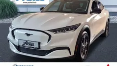 Weiß(metallic) Gebraucht 2024 Ford Mustang Mach-E SUV | 42.990 € (Fairer Preis)