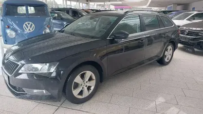 Gebraucht Skoda Superb Ambition 150 PS (110 kW) 2016 Black magic pearlescent Kombi