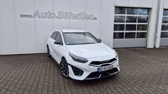 Deluxeweiß metallic Gebraucht 2024 Kia Ceed GT-Line Limousine | 28.990 € (Fairer Preis)