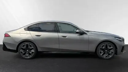 Gebraucht BMW 520 M Sport 197 PS (144 kW) 2025 Oxidgrau metallic Limousine