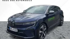 Nachtblau metallic, black pea Gebraucht 2023 Renault Mégane Limousine | 33.035 € (Fairer Preis)