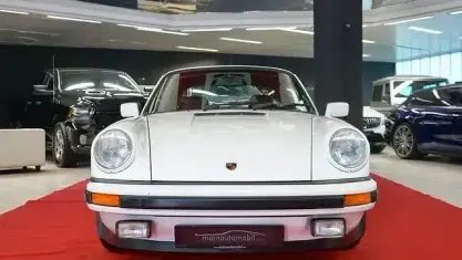 Begagnad Porsche 911 Carrera 204 HK (150 kW) 1981 Vit
