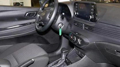 Gebraucht Hyundai i20 Trend 101 PS (74 kW) 2023 Dragon red Kleinwagen