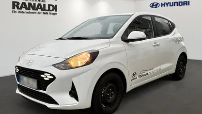 Weiss Gebraucht 2025 Hyundai i10 Trend Kleinwagen | 18.390 € (Fairer Preis)