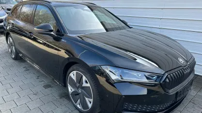 Neu Skoda Superb SportLine 265 PS (194 kW) 2025 Ebony black metallic Kombi