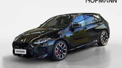 Saphirschwarz metallic Neu 2025 BMW M135 M Sport Kleinwagen | 55.630 € (Fairer Preis)