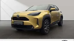 Warm gold metallic Gebraucht 2023 Toyota Yaris Hybrid Connect Style SUV | 23.990 € (Fairer Preis)