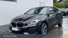 Saphirschwarz metallic Gebraucht 2022 BMW 118 Comfort Edition Kleinwagen | 22.490 € (Fairer Preis)