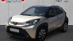 Ginger beige metallic/ night sky black Gebraucht 2022 Toyota Aygo Pulse Kleinwagen | 14.690 € (Fairer Preis)