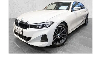Weiß Gebraucht 2023 BMW 318 Sport Line Limousine | 31.480 € (Fairer Preis)