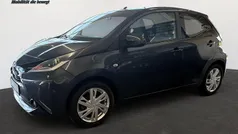 Schwarz Gebraucht 2015 Toyota Aygo X-play Kleinwagen | 7.990 € (Fairer Preis)