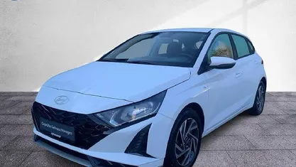 Gebraucht Hyundai i20 Comfort 101 PS (74 kW) 2024 Atlas white / sol Kleinwagen