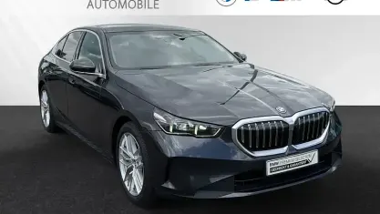 Gebraucht BMW 550e Comfort Edition 489 PS (359 kW) 2024 Sophistograu brillanteffekt metallic Limousine