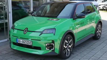 Gebraucht Renault R5 Komfort 110 kW (150 PS) 2024 Pop green, dach blac Kleinwagen