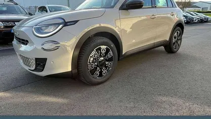 Neu Fiat 600 110 PS (80 kW) 2025 636  cappuccino beige SUV