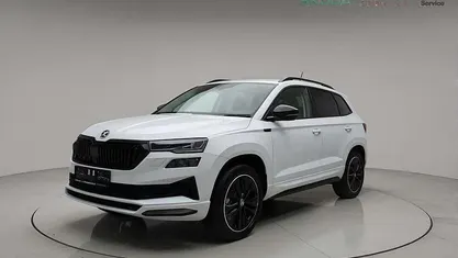 Moonweiss metallic Neu 2025 Skoda Karoq SportLine SUV | 40.990 € (Fairer Preis)