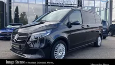 Obsidianschwarz Gebraucht 2024 Mercedes V220 Style Van / Kleinbus | 61.200 €