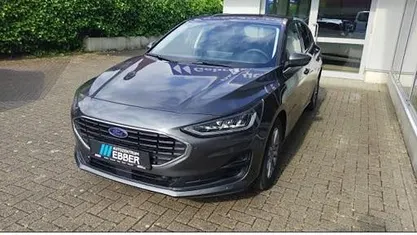 Grau Gebraucht 2023 Ford Focus Titanium Limousine | 20.982 € (Fairer Preis)