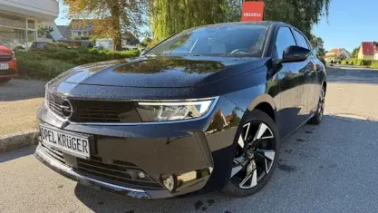 Gebraucht Opel Astra Elegance 131 PS (96 kW) 2022 Diamant schwarz/karbon schwarz (metallic) Limousine
