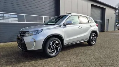 Silky silver metallic Neu 2025 Suzuki Vitara Comfort+ SUV | 25.090 € (Fairer Preis)