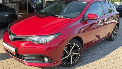 Gebraucht Toyota Auris Hybrid Team 99 PS (72 kW) 2019 Rot metallic Limousine