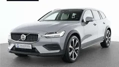 Grau Gebraucht 2023 Volvo V60 CC Plus Kombi | 39.990 € (Fairer Preis)