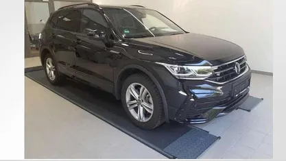 Deep black perleffekt Gebraucht 2024 VW Tiguan Allspace R-line SUV | 38.990 € (Guter Preis)