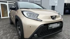 Ginger beige (4u9)/ black mica Gebraucht 2024 Toyota Aygo X Pulse SUV | 15.699 € (Guter Preis)