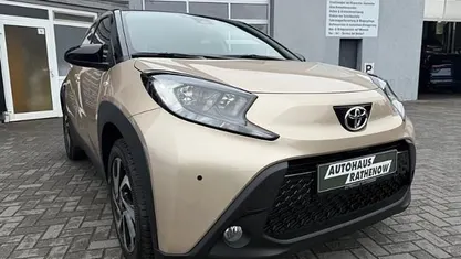 Ginger beige (4u9)/ black mica Gebraucht 2024 Toyota Aygo X Pulse SUV | 15.890 € (Fairer Preis)