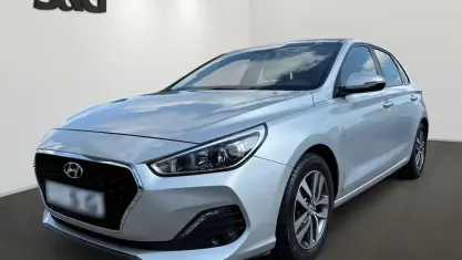 Gebraucht Hyundai i30 Trend 99 PS (72 kW) 2021 Silber Limousine