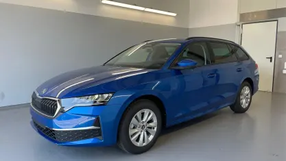 Neu Skoda Octavia Selection 150 PS (110 kW) 2026 [8x8x] race blau metallic Kombi